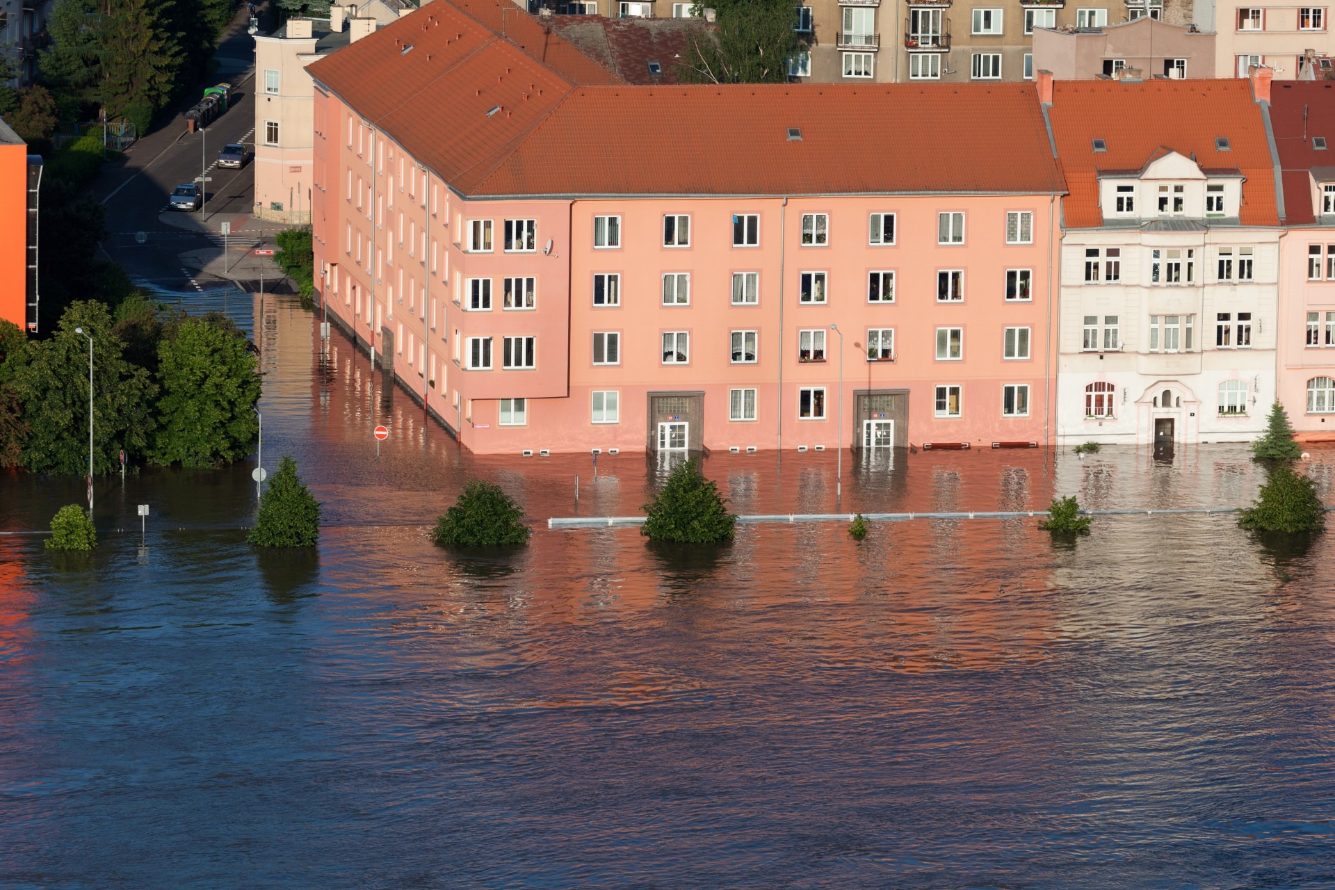 Genrebild på översvämning i stadsmiljö.